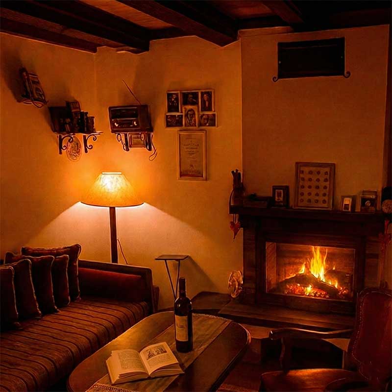 Udoban enterijer vikendice Platan sa kaminom i drvenim detaljima