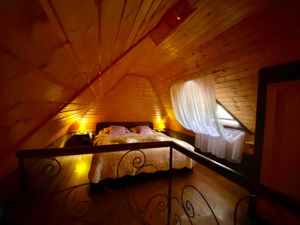 Spoljašnjost vikendice na Fruškoj gori - idealan glamping smeštaj za vikend odmor