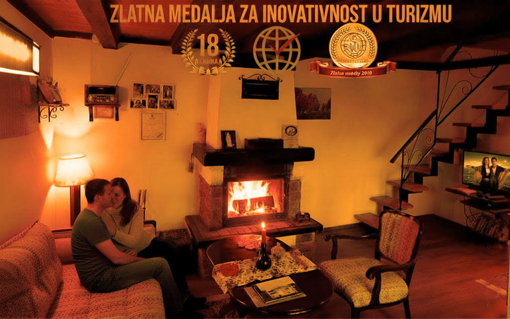 Udobni dnevni boravak vikendice sa kaminom - savršen privatni smeštaj za opuštanje